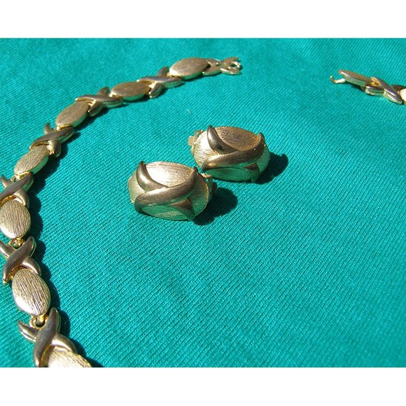 Vintage Goldtone Necklace & Clip-on Earrings Set BROKEN - Picture 3 of 8
